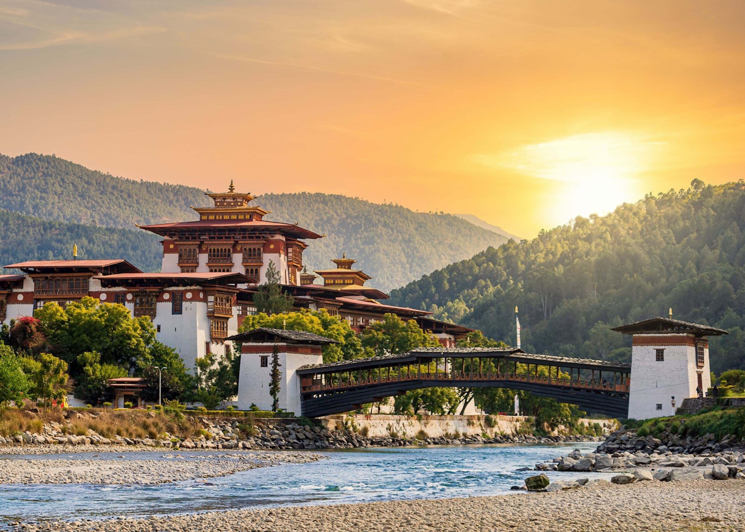 16029105-punakha-dzong-at-sunset