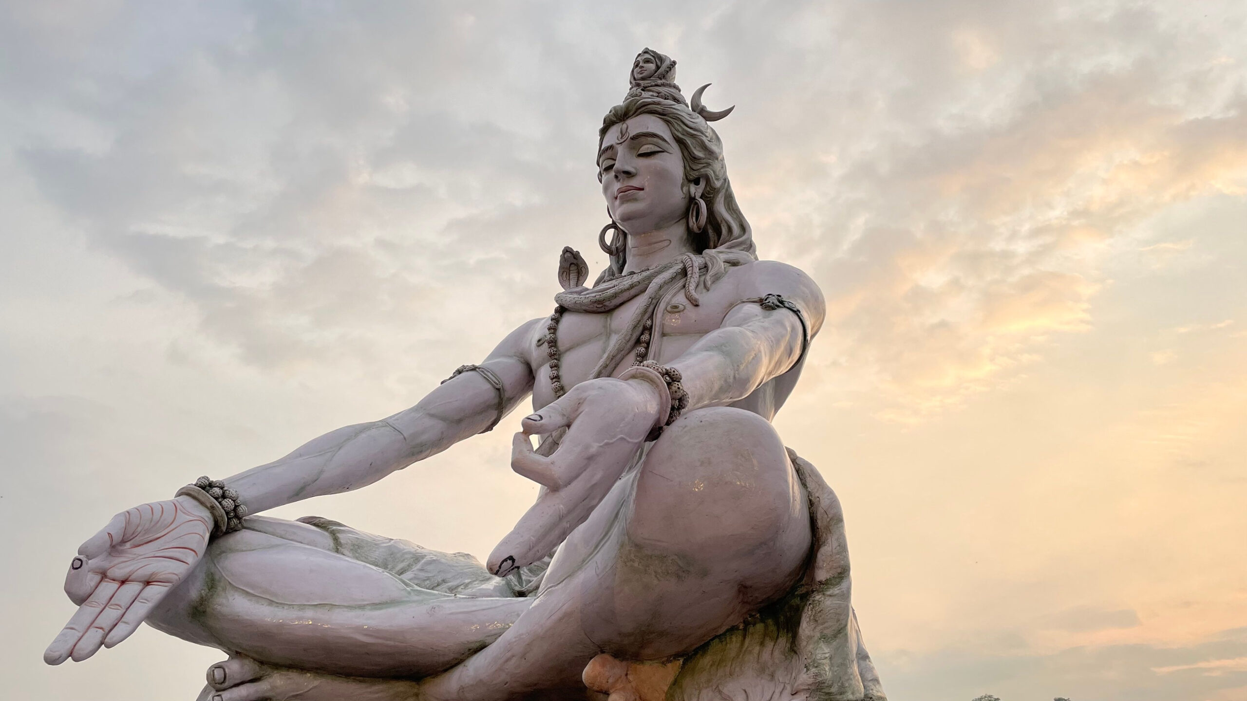 HERO-Guide-to-Rishikesh-Parmarth-Niketan-Ashram-Siddheshmhatre02-Shutterstock_2179668169-scaled